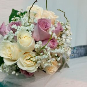 Ramo de 12 rosas blancas y cold water importadas