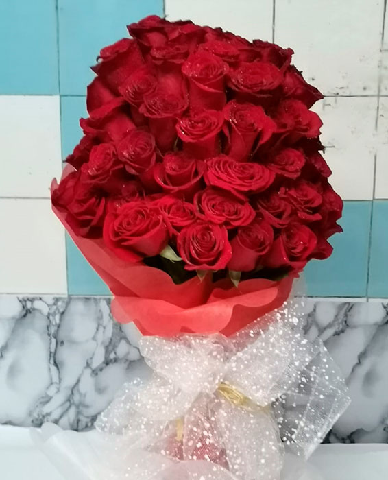 Ramo de 50 rosas rojas importadas – Floristería Mitad del Mundo