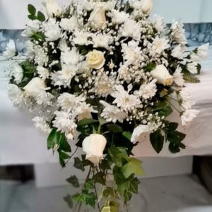 Cubre urna con 10 rosas blancas importadas