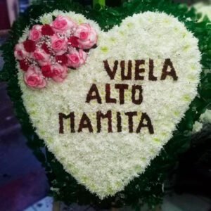 Ofrenda floral en forma de corazón