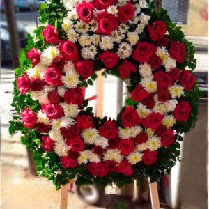 Corona de condolencias con rosas rojas