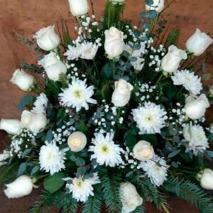 Arreglo floral con 50 rosas blancas