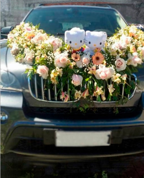 Arreglo de auto matrimonial con peluches – Floristería Mitad del Mundo