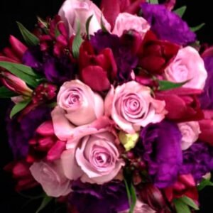 Ramo de novia multicolor con rosas y tulipanes