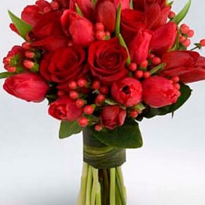 Ramo de novia con rosas y tulipanes rojos