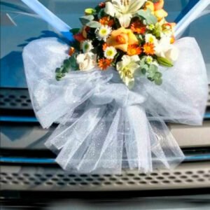 Arreglo de auto matrimonial con rosas y liliums
