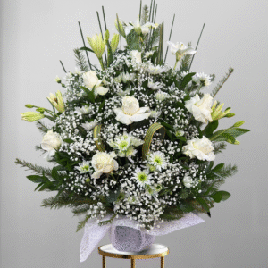 Pie de urna blanco con lilium y ruscus